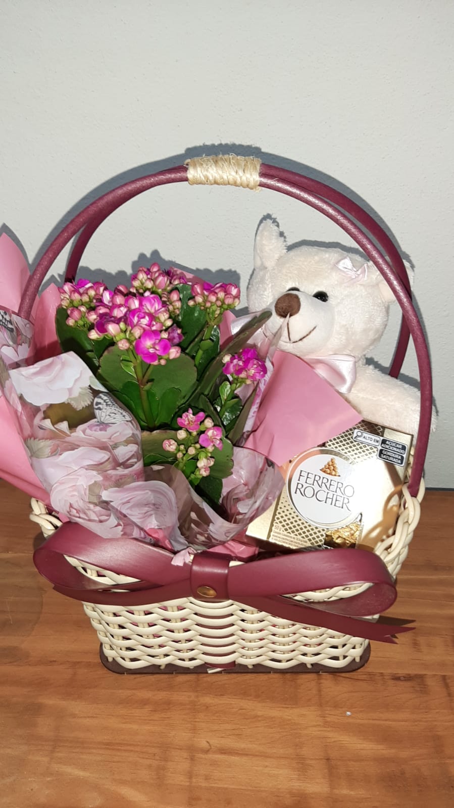 CESTA COM CALANDIVA, URSINHO E FERRERO ROCHE